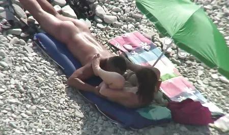 Чоловік прикрашає секс зі студентами вусами