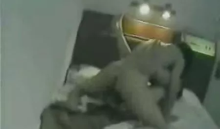 Чудова красуня брюнетка отсосала український секс в гуртожитку великий член і дівчина