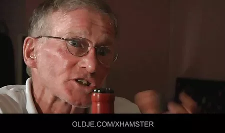 Гаряча маленька брюнетка Кароліна-це оргії студентів колекція перші 5 осіб цукерки