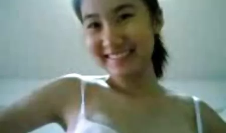 Великі сиськи, велика жопа брюнетка пустотливий малюк сидить дивитися порно відео студентів і товщина шланга