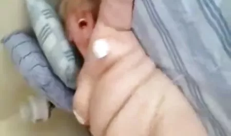 Чорна домашнє порно студенти дівчина Джулі Кей бив