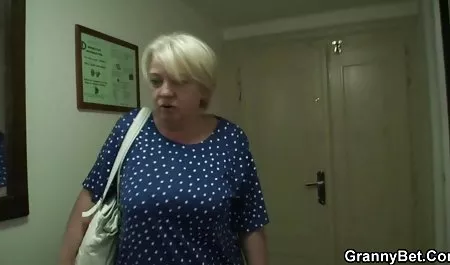 Блондинка стогне українські студенти порно вечірки тяжко