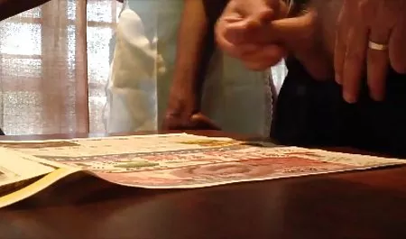 Три людини, один з студенти розважаються порно глядачем (пляж), триборство